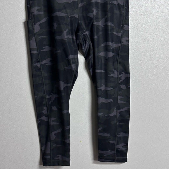 Athleta Women Athletic Camo Black Capri Leggings size 1X. - Picture 3 of 8
